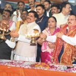 नर्मदा महाआरती करते हुए केन्द्रीय मंत्री नड्‌डा व सीएम