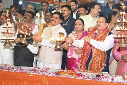 नर्मदा महाआरती करते हुए केन्द्रीय मंत्री नड्‌डा व सीएम